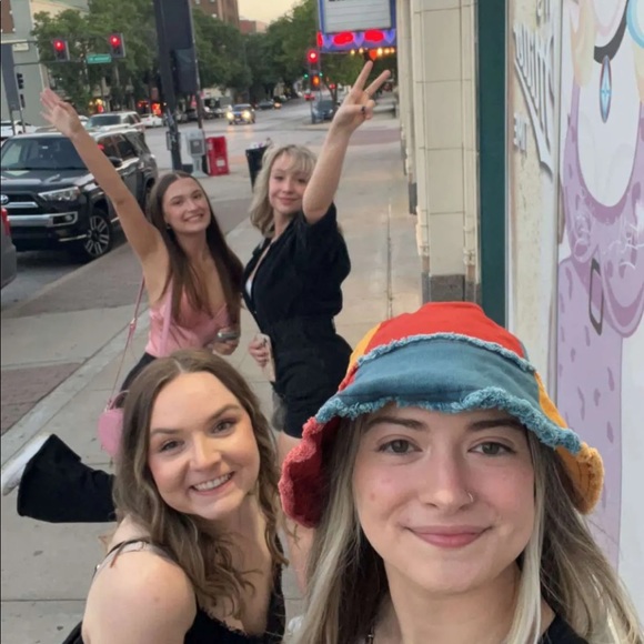 Meet your Posher, Kaitlin - Picture 2 of 9